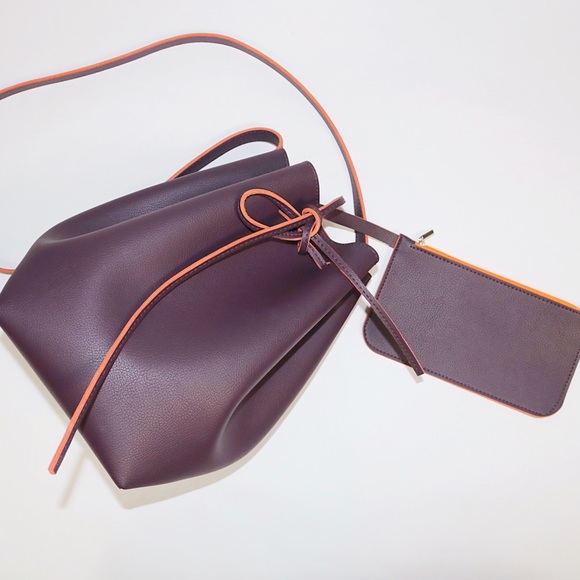 SOLD! ❤️ Bella Bucket Crossbody Bag with Clutch - Picture 6 of 7